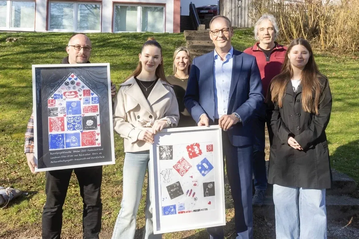 Geschenk als Dank: Kunstwerk für den ISD